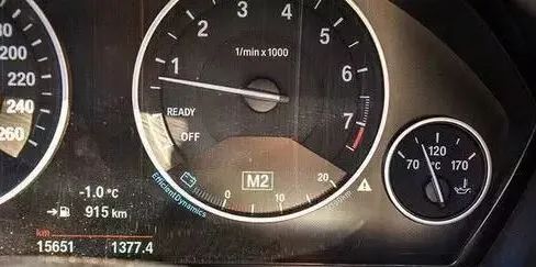 出行提示_雪天步行防滑防摔防砸技巧_雪天出行安全注意事項