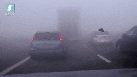 出行提示_秋冬交通安全指南_路面濕滑黏膩能見度驟降