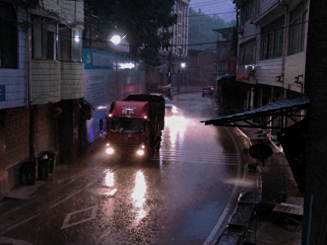 出行提示_暴雨天氣出行注意事項(xiàng)_強(qiáng)降雨出行安全指南
