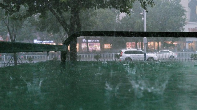 出行提示_強(qiáng)降雨出行安全指南_暴雨天氣出行注意事項(xiàng)