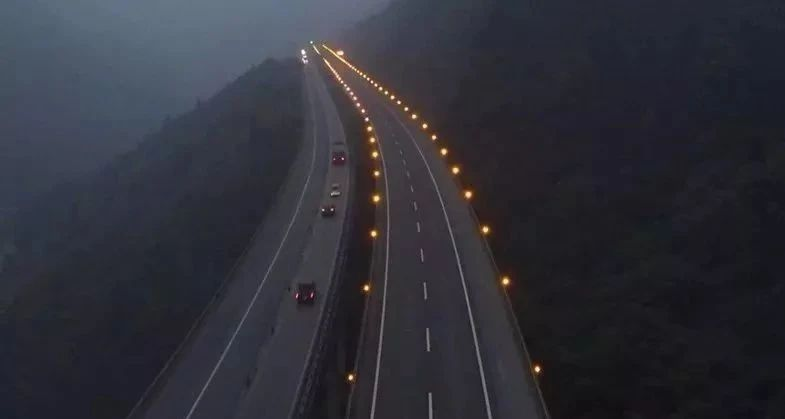 霧天行車(chē)安全常識(shí)_出行提示_低能見(jiàn)度行車(chē)技巧