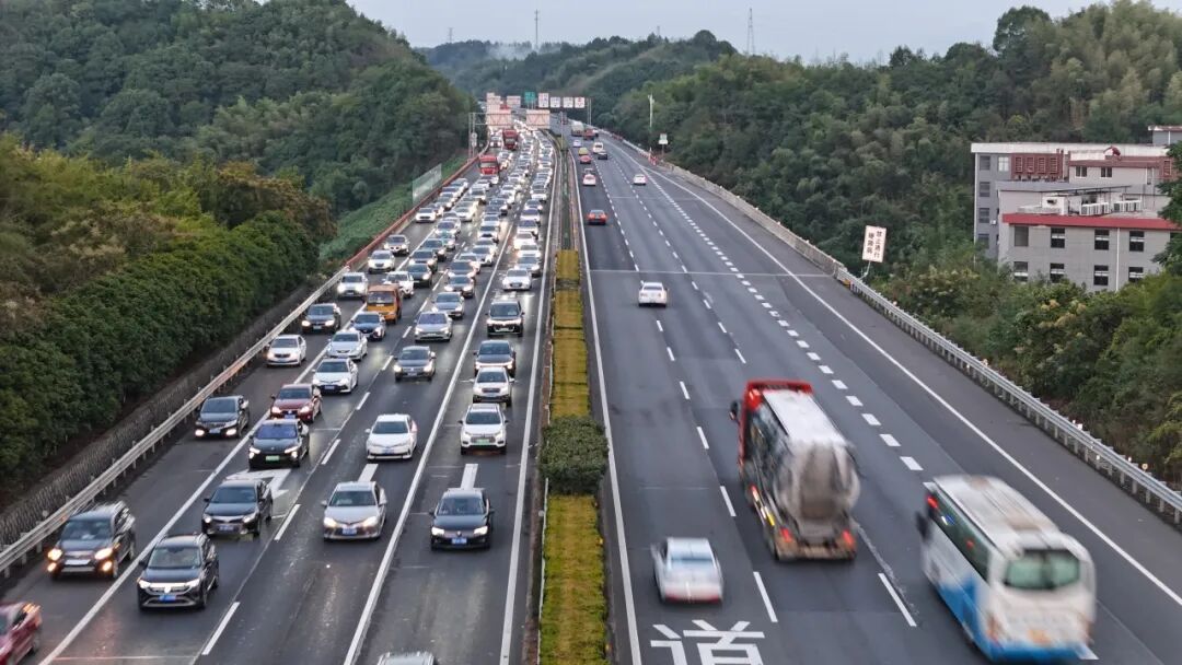高速行車安全提示_國(guó)慶中秋返程鐵路客流量_出行提示
