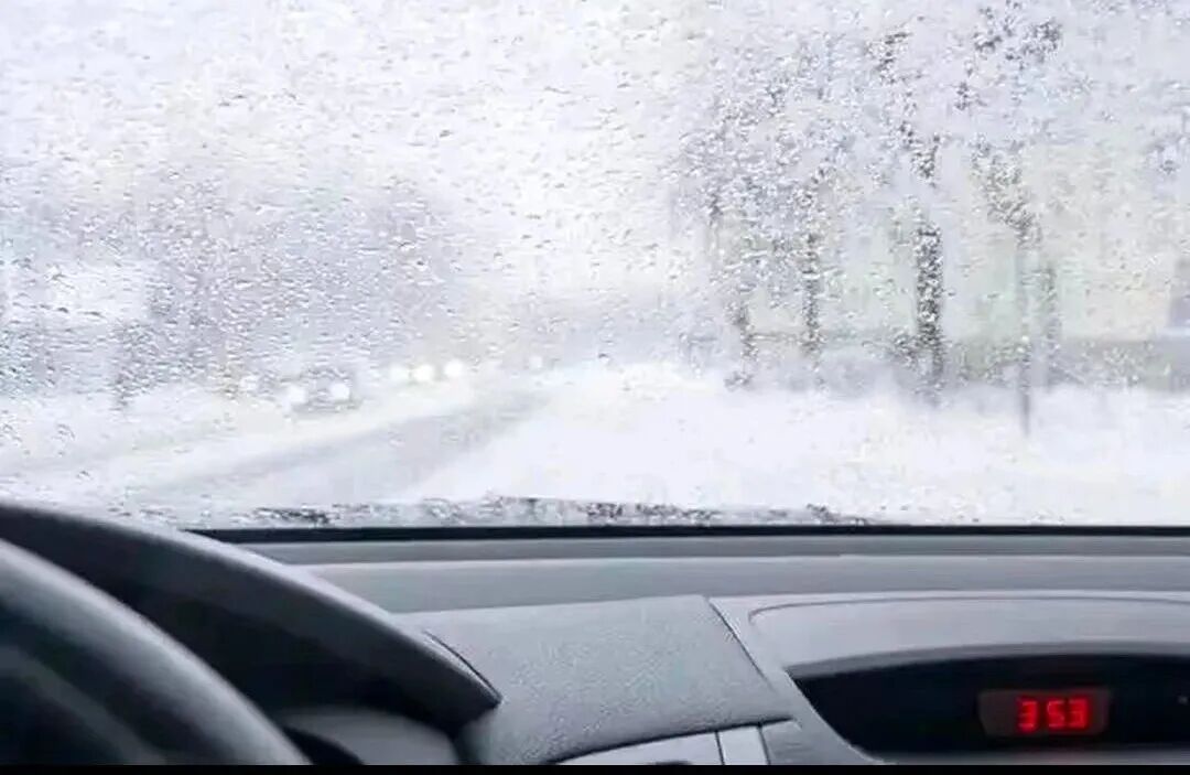 雪天駕車出行準(zhǔn)備_雪地駕駛技巧與安全_出行提示