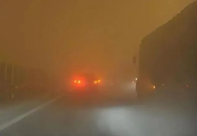 出行提示_冬季貨車出行安全準(zhǔn)備_冬季重型貨車駕駛安全注意事項(xiàng)