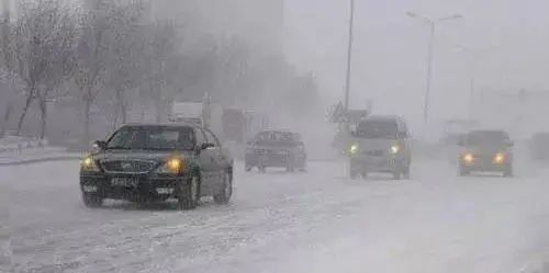 雪地行車安全技巧_降雪天氣開車注意事項_出行提示