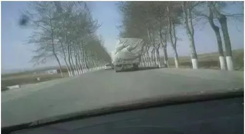 大風(fēng)天氣車輛行駛技巧_大風(fēng)天氣行車安全注意事項(xiàng)_出行提示