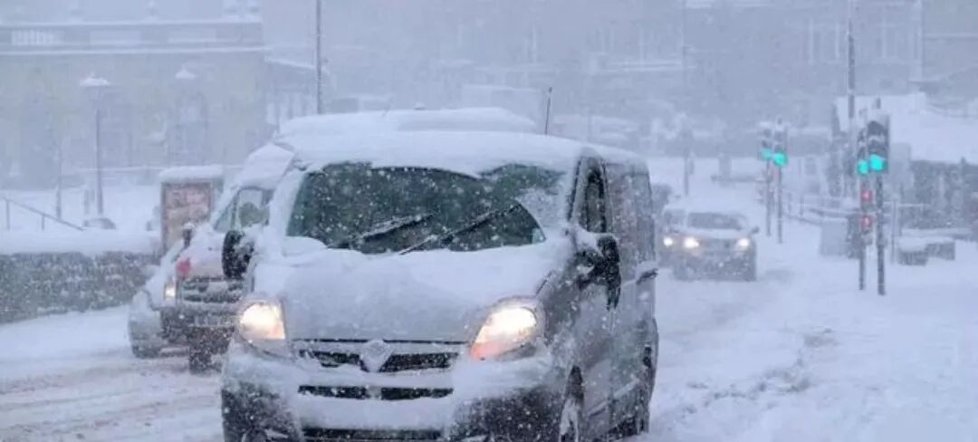 出行提示_駕車出行清理車輛積雪檢查車燈剎車輪胎_駕駛過程中控制車速保持車距使用燈光謹(jǐn)慎轉(zhuǎn)彎避免超車