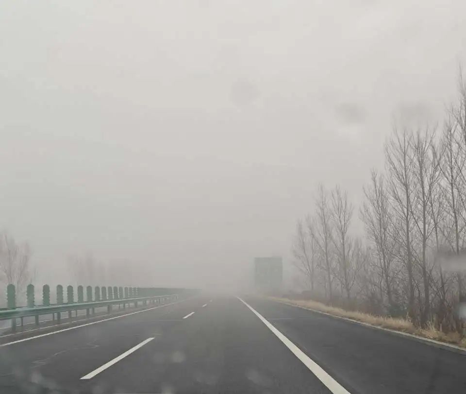 雨天行車安全提示_出行提示_雨霧天氣安全駕駛指南