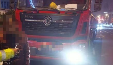 禁行_天津交警查處闖禁行貨車_冬季行動大貨車闖禁行