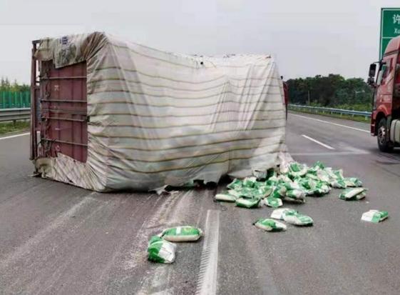 貨車(chē)超載安全隱患_出行提示_非法改裝貨車(chē)危害